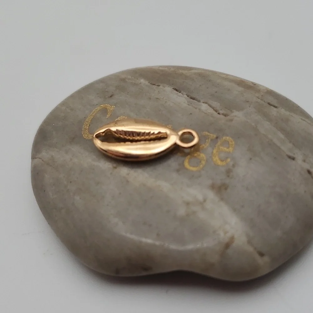 22ct gold bonded cowrie shell‎ charm - Picture 2 of 2